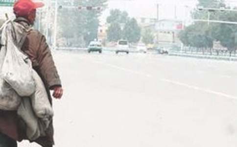 初中一年級(jí)作文:拾荒老人