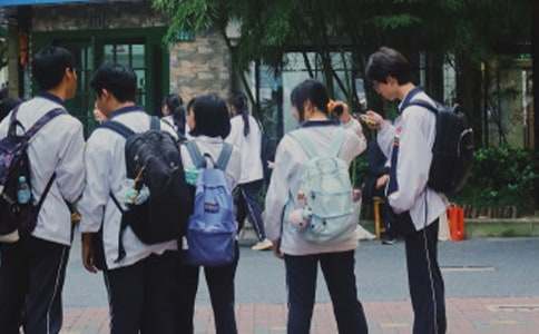 ������Ц�ݳ��ЌW(xu��)������700��